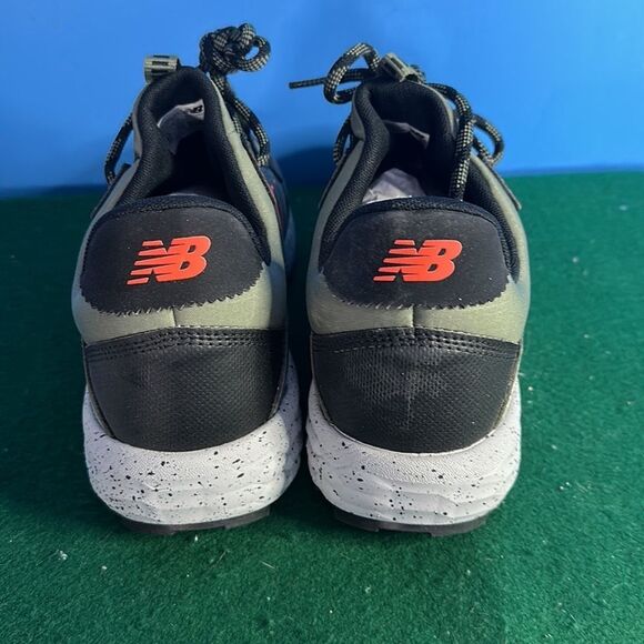 New Balance Men’s Trail Running Shoes Size 10 Gray Red Athletic Sneakers - Picture 3 of 7